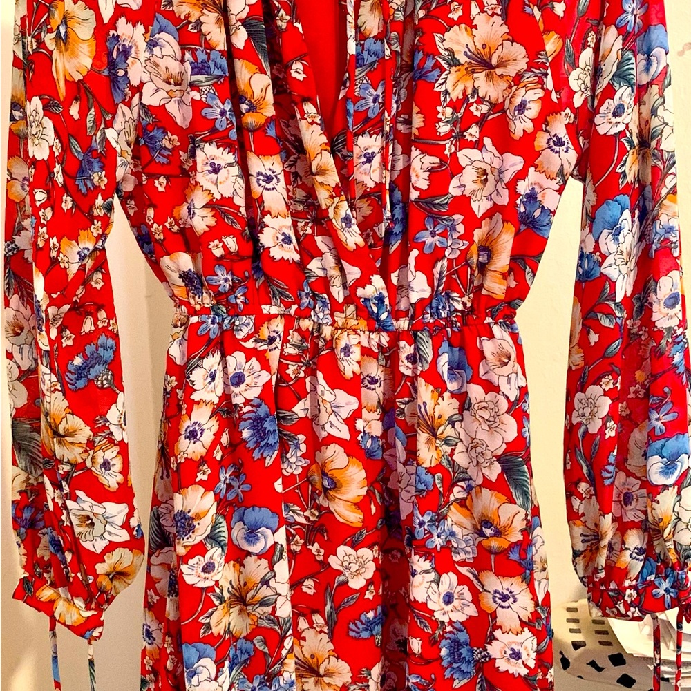 #floral print long sleeve midi-dress. Ties at neck and sleeves. Knee length.